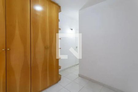 Cabinete de madeira claro com portas e prateleiras, em um ambiente com piso de porcelanato e paredes brancas. de apartamento à venda com 2 quartos, 60m² em Vila Yara, Osasco