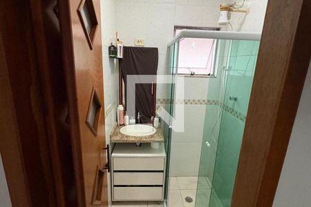 Banheiro com pia e chuveiro, com móveis e decoração simples. de apartamento à venda com 2 quartos, 164m² em Parque das Nações, Santo André