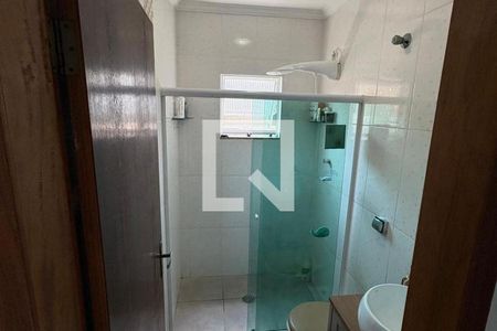 Banheiro com chuveiro e pia, com teto branco e paredes de azulejos brancos. de apartamento à venda com 2 quartos, 164m² em Parque das Nações, Santo André