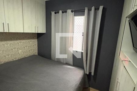 Quarto simples com cama e móveis de madeira, com uma janela pequena e iluminação moderada. de apartamento à venda com 2 quartos, 164m² em Parque das Nações, Santo André
