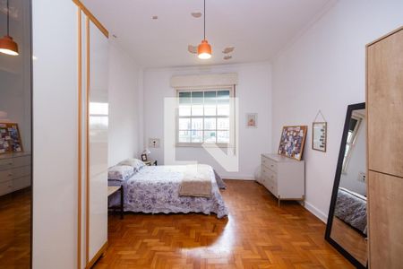 Quarto com cama simples, móveis brancos e madeira, iluminação adequada, piso de madeira, janela grande, com vista para a cidade. de apartamento à venda com 2 quartos, 100m² em Santa Cecilia, São Paulo