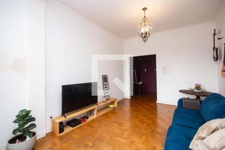 Sala com TV e sofá azul, com piso de madeira e iluminação adequada. de apartamento à venda com 2 quartos, 100m² em Santa Cecilia, São Paulo