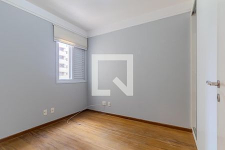 Quarto com paredes brancas e piso de madeira, com uma janela pequena e iluminação natural, sem móveis ou decoração. de apartamento à venda com 2 quartos, 59m² em Lapa, São Paulo