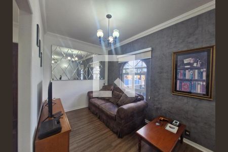 Sala com sofá, TV e espelho grande, iluminada por lâmpadas de chumbo. de casa à venda com 3 quartos, 256m² em Jardim Chapadão, Campinas