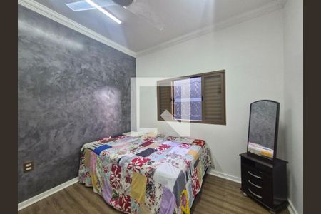 Quarto simples com cama de solteiro e móveis simples, com uma janela pequena e iluminação fraca. de casa à venda com 3 quartos, 256m² em Jardim Chapadão, Campinas