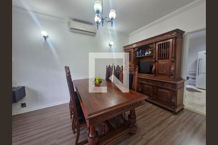 Tabela de madeira com quatro cadeiras e um aparador de madeira com TV e prateleiras. de casa à venda com 3 quartos, 256m² em Jardim Chapadão, Campinas