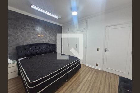 Quarto com cama de casal, armários e iluminação adequada. de casa à venda com 3 quartos, 256m² em Jardim Chapadão, Campinas