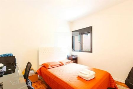 Quarto simples com cama de solteiro, mesa e cadeira, com vista para a rua. de casa à venda com 3 quartos, 168m² em Alto de Pinheiros, São Paulo