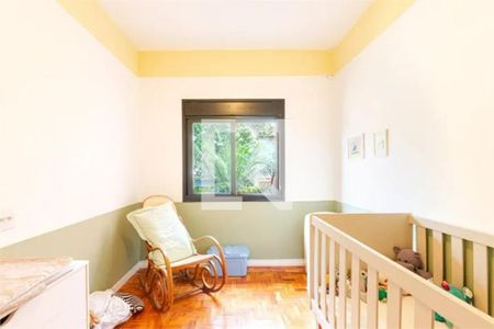 Cama de bebé, cadeira de balanço e janela com vista para o jardim. de casa à venda com 3 quartos, 168m² em Alto de Pinheiros, São Paulo