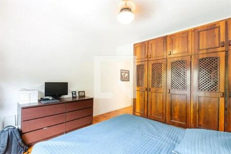 Quarto com cama, armário e TV, com iluminação boa e decoração simples. de casa à venda com 3 quartos, 168m² em Alto de Pinheiros, São Paulo