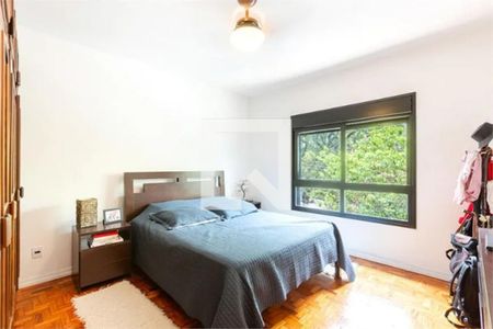 Quarto com cama de casal, mesinha de cabeceira e janela com vista para a floresta. de casa à venda com 3 quartos, 168m² em Alto de Pinheiros, São Paulo
