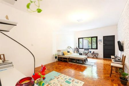 Sala com sofá, mesa e cadeiras, janela e porta, piso de madeira, iluminação natural e boa, sem decoração. de casa à venda com 3 quartos, 168m² em Alto de Pinheiros, São Paulo