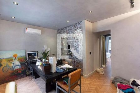 Escritório com mesa de trabalho, computador e quadros na parede. de casa à venda com 3 quartos, 147m² em Vila Olímpia, São Paulo