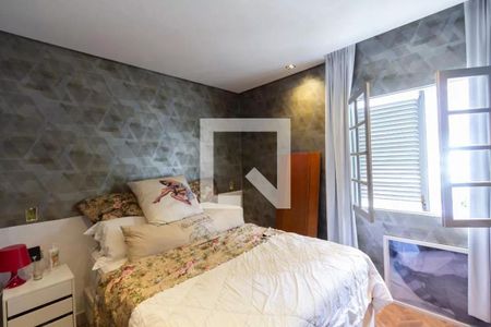Cama com colchão e travesseiros, com uma imagem de uma mulher nua na almofada, em uma sala com paredes de tijolos e um teto branco. de casa à venda com 3 quartos, 147m² em Vila Olímpia, São Paulo