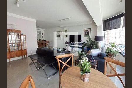 Sala com sofá, mesa e cadeiras, TV e decoração simples, com janela grande e iluminação natural. de apartamento à venda com 3 quartos, 140m² em Perdizes, São Paulo