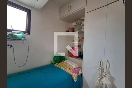 Cama simples com colchão azul e cobertor branco, com uma janela e uma prateleira com objetos. de apartamento à venda com 3 quartos, 140m² em Perdizes, São Paulo