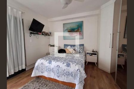 Cama simples com cobertor branco e azul, com duas almofadas e um cão no centro, com uma TV na parede e uma pintura de barco no fundo. de apartamento à venda com 3 quartos, 140m² em Perdizes, São Paulo