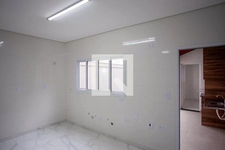 Sala com parede branca, teto branco, piso de porcelanato e janela quadrada, iluminada por uma lâmpada fluorescente. de casa à venda com 3 quartos, 183m² em Dos Casa, São Bernardo do Campo