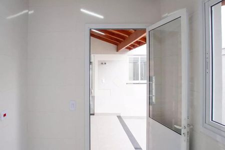 Porta de vidro com tela e fechadura de segurança, aberta para a varanda com teto de madeira e paredes brancas. de casa à venda com 3 quartos, 183m² em Dos Casa, São Bernardo do Campo