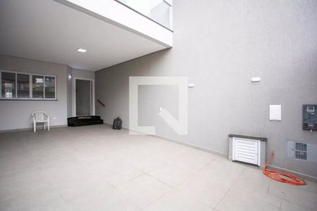 Sala com paredes claras e piso de porcelanato, iluminada por luz natural e artificial. de casa à venda com 3 quartos, 183m² em Dos Casa, São Bernardo do Campo