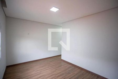 Sala com piso de madeira e iluminação natural por janela. de casa à venda com 3 quartos, 183m² em Dos Casa, São Bernardo do Campo