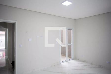 Sala com paredes brancas, piso de porcelanato e iluminação natural e artificial. de casa à venda com 3 quartos, 183m² em Dos Casa, São Bernardo do Campo