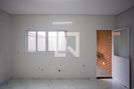 Parede branca com janela e porta, com teto branco e piso de porcelanato. de casa à venda com 3 quartos, 183m² em Dos Casa, São Bernardo do Campo