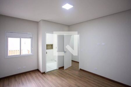 Quarto com piso de madeira, iluminação natural e iluminação artificial, sem móveis ou decoração. de casa à venda com 3 quartos, 183m² em Dos Casa, São Bernardo do Campo