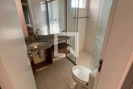 Banheiro com piso de porcelanato, pia de granito e chuveiro de vidro. de apartamento à venda com 3 quartos, 125m² em Vila Gertrudes, São Paulo