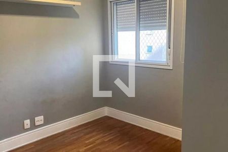 Quarto com parede azul e piso de madeira, com uma janela grande e iluminação boa. de apartamento à venda com 3 quartos, 125m² em Vila Gertrudes, São Paulo