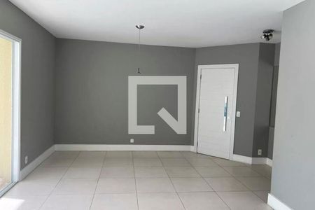 Sala com paredes cinza e piso de porcelanato, iluminada por lâmpadas suspensas e com uma porta branca no fundo. de apartamento à venda com 3 quartos, 125m² em Vila Gertrudes, São Paulo