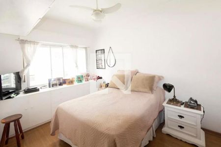Quarto com cama, TV e mesa de cabeceira, com iluminação natural e boa qualidade. de apartamento à venda com 2 quartos, 85m² em Itaim Bibi, São Paulo