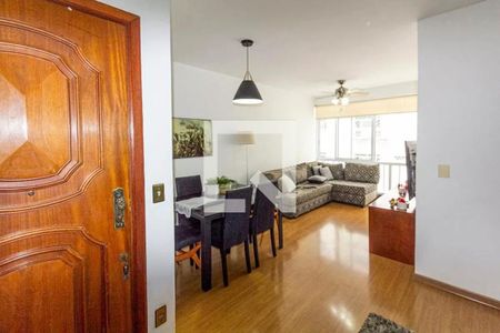 Sala com mesa de jantar, sofá e TV, com vista para a varanda. de apartamento à venda com 2 quartos, 85m² em Itaim Bibi, São Paulo