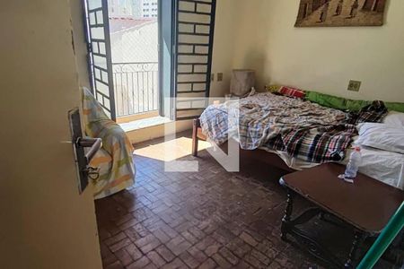 Quarto com cama simples, mesa e cadeira, com vista para a rua. de casa à venda com 4 quartos, 260m² em Vila Jequitibas, Campinas