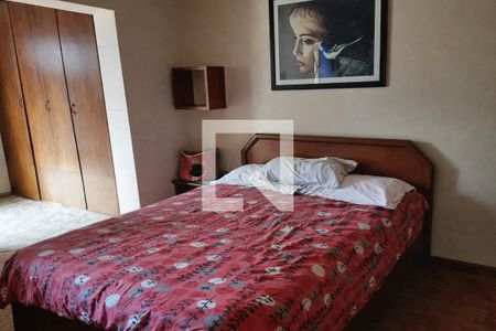 Cama simples com colchão e travesseiro, com uma imagem de uma mulher na parede. de casa à venda com 4 quartos, 260m² em Vila Jequitibas, Campinas