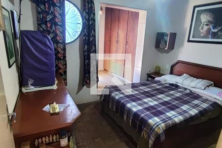 Quarto com cama, mesa e TV, com uma porta para o corredor. de casa à venda com 4 quartos, 260m² em Vila Jequitibas, Campinas
