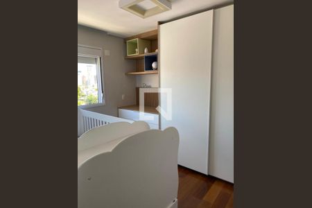 Cama branca e móveis de madeira na parede, com vista para a cidade. de apartamento à venda com 2 quartos, 82m² em Bosque da Saúde, São Paulo