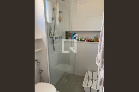 Banheiro com chuveiro, pia e vaso sanitário, com prateleiras e produtos de higiene. de apartamento à venda com 2 quartos, 82m² em Bosque da Saúde, São Paulo