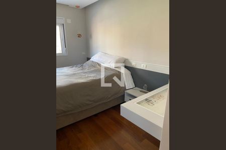 Cama simples com colchão e travesseiro, com uma pequena mesa de cabeceira. de apartamento à venda com 2 quartos, 82m² em Bosque da Saúde, São Paulo
