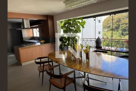 Sala com mesa de madeira e cadeiras de madeira, com vista para a varanda e jardim. de apartamento à venda com 4 quartos, 466m² em Santa Cecilia, São Paulo