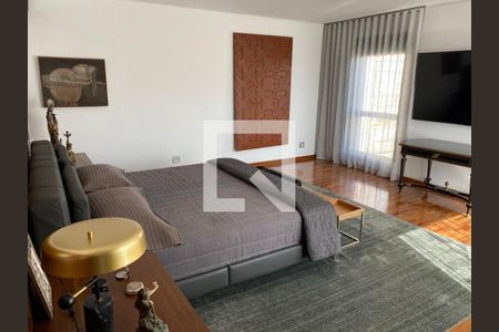 Cama com colchão e travesseiro, mesa de cabeceira e TV na parede, com uma pintura de arte na parede. de apartamento à venda com 4 quartos, 466m² em Santa Cecilia, São Paulo