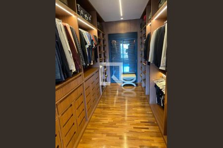 Closet com iluminação de LED e madeira, com uma porta de vidro e uma banqueta branca. de apartamento à venda com 4 quartos, 466m² em Santa Cecilia, São Paulo