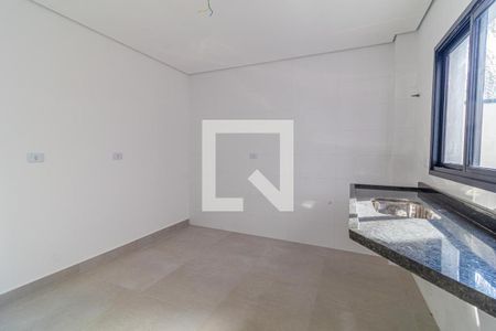 Cocina con paredes blancas, suelo de baldosas y encimera de granito. de apartamento à venda com 3 quartos, 95m² em Vila Metalúrgica, Santo André
