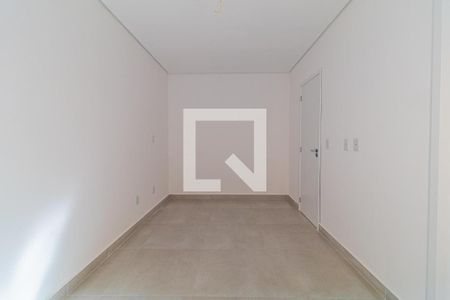 Parede branca e piso de porcelanato em um ambiente com iluminação natural e poucos móveis. de apartamento à venda com 3 quartos, 95m² em Vila Metalúrgica, Santo André