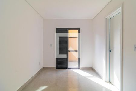 Parede branca com porta de vidro e janela com persianas fechadas, iluminada por luz natural. de apartamento à venda com 3 quartos, 95m² em Vila Metalúrgica, Santo André