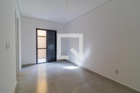 Parede branca e teto branco, com porta de vidro e madeira, iluminada por luz natural. de apartamento à venda com 3 quartos, 95m² em Vila Metalúrgica, Santo André