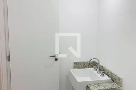 Banheiro com pia e porta de vidro, com iluminação natural e boa qualidade de acabamento. de apartamento à venda com 2 quartos, 55m² em Jardim Esperanca, Barueri