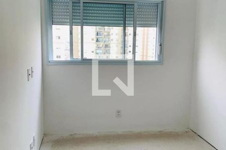 Janela com persianas de alumínio, vista para o prédio ao lado. de apartamento à venda com 2 quartos, 55m² em Jardim Esperanca, Barueri