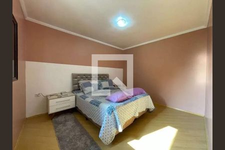 Quarto com cama de casal, duas almofadas, duas mesas de cabeceira e duas gavetas de cabeceira. de casa à venda com 4 quartos, 200m² em Jardim Porteira Grande, São Paulo