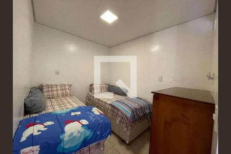 Quarto com duas camas simples, com lençóis e travesseiros, e uma cômoda de madeira. de casa à venda com 4 quartos, 200m² em Jardim Porteira Grande, São Paulo